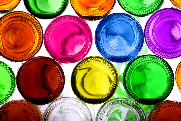 ¿Cuáles son los colores habituales de las botellas de vidrio?