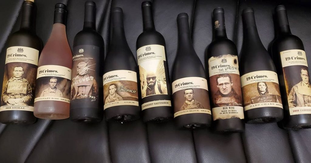 What should be paid attention to when customizing wine bottles?